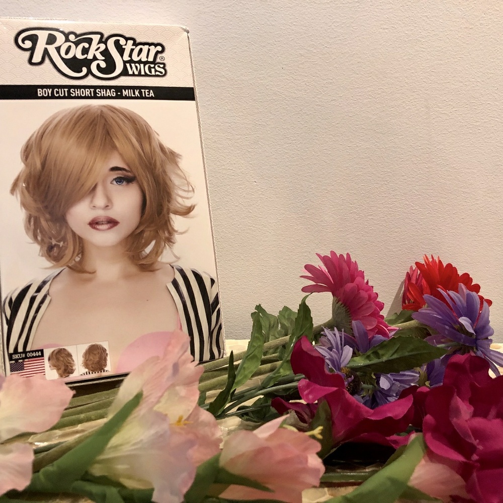 Dark blonde wig